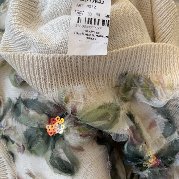 New 3D Floral Embellished Sweater Tee NWT - Picture 6 of 7